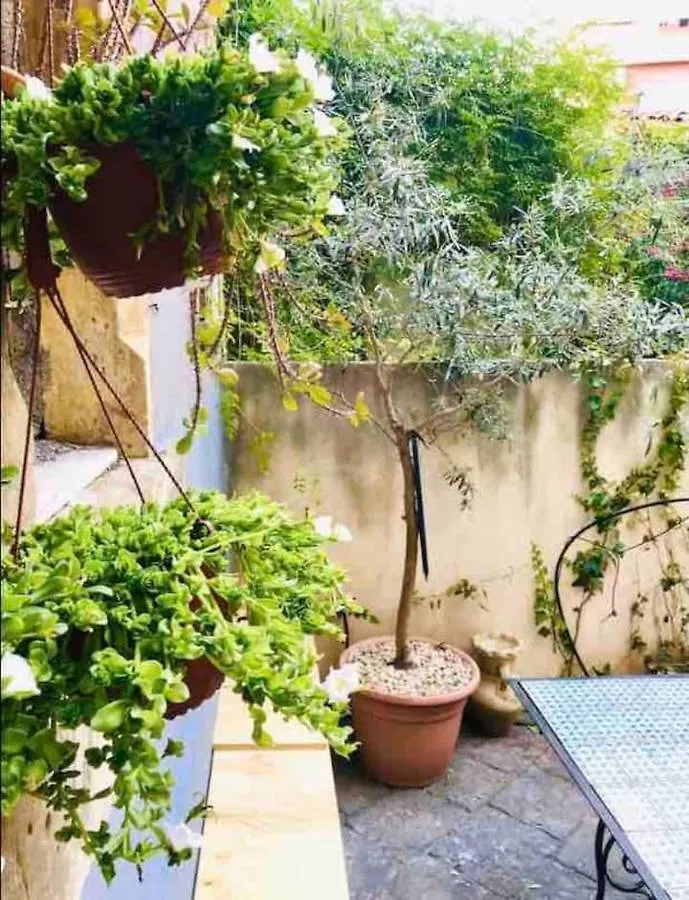 Oli-Oli House City Center, Two Adjacent House X11 People,Double Kitchen, Courtyard, Catania Holiday home